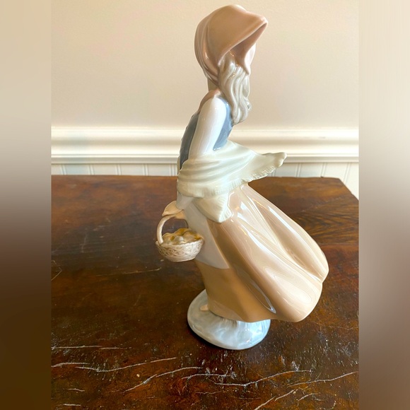 NAO by Lladro figurine girl with basket - pre-owned - Picture 2 of 6